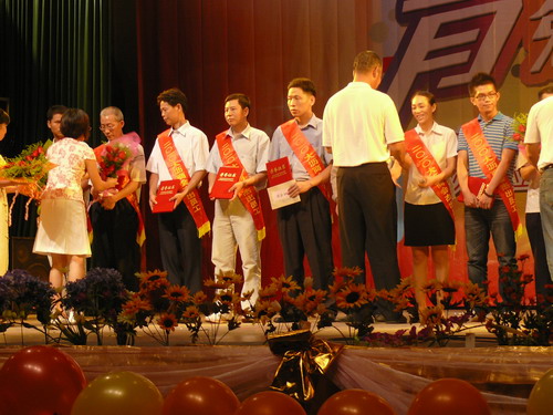 我公司加入——2010大沥商会“贺中秋，，，迎国庆”暨表扬优异员工文艺晚会