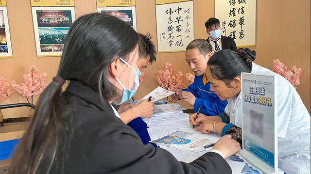 关爱眼康健——pg电子模拟器集团开展 “我为职工办实事”主题实践运动