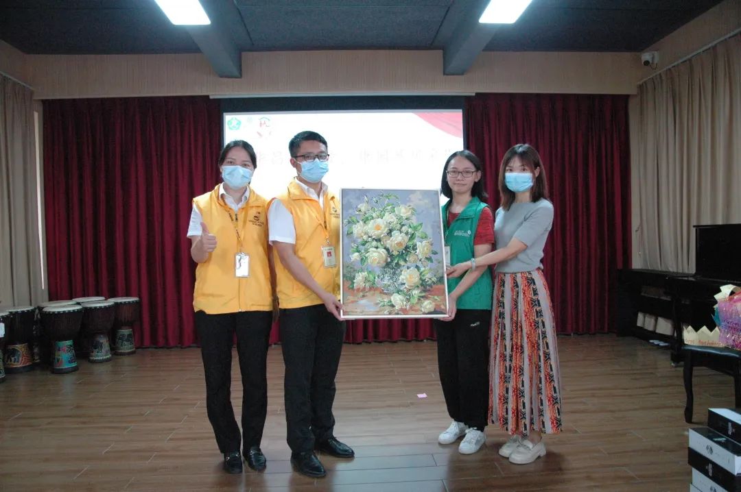 推行社会责任,彰显企业继续|pg电子模拟器集团前往狮山镇小塘社区康园中心开展慰问运动